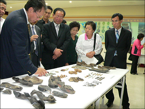 2일 오후 충남대학교에서 열린 대전 산내 골령골 유해매장지 발굴조사 보고회에서 박선주 조사단장이 유족들을 상대로 발굴 유품에 대해 설명하고 있다.