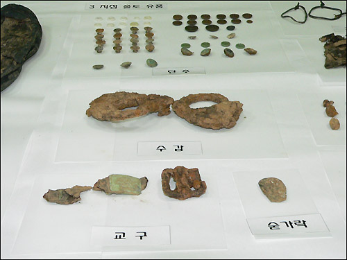 대전 산내 골령골에서 발굴된 유해들. 이번 발굴에서는 수갑 1개, '中'자가 박힌 단추, 숟가락 등의 특이한 유품들이 발견됐다.