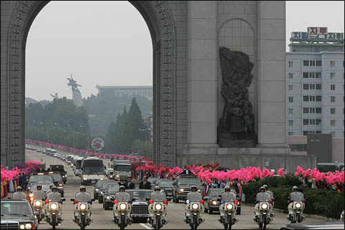 노무현 대통령과 김영남 최고인민회의 상임위원장이 2일 낮 무개차를 타고 평양시내 개선문 앞을 지나고 있다.