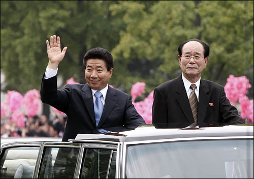 노무현 대통령과 김영남 최고인민회의 상임위원장이 2일 낮 무개차를 타고 평양시내를 달리며 시민들에게 인사하고 있다.