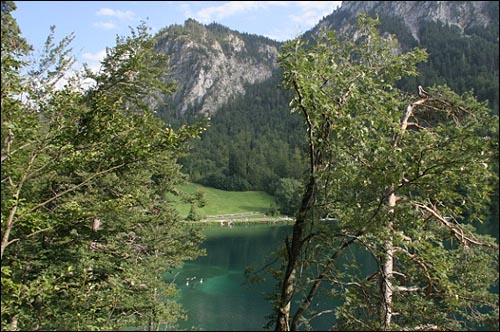 호헨슈방가우의 녹색빛 호수, 호수 잔디밭에서 일광욕을 즐기는 여행자들을 만날 수 있다. 