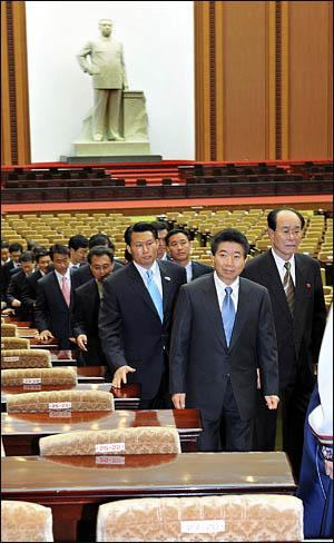 노무현대통령이 2일 만수대 의사당을 김영남 상임위원장과 함께 둘러보고있다.