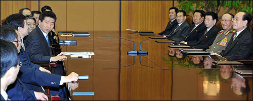 노무현 대통령이 2일 만수대 의사당을 방문해 김영남 상임위원장과 회담을 하고 있다.