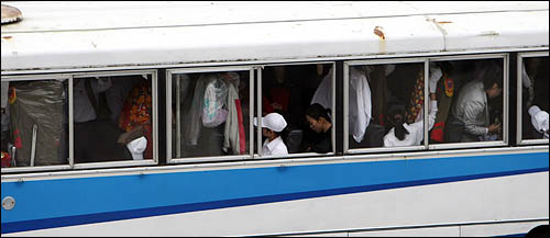 3일 오전 7시 반경 기자단의 숙소인 평양 고려호텔 앞을 옷이 잔뜩 걸린 버스가 지나고있다. 무대의상인 걸로 보여서 아리랑 공연 출연자들이 연습하러 가는 것으로 추정된다.