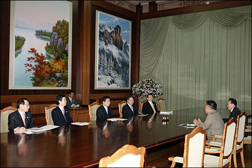 3일 노무현 대통령과 김정일 국방위원장이 백화원 영빈관에서 정상회담을 갖고 있다.