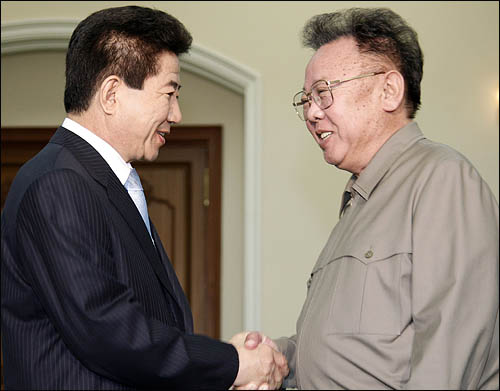 노무현 대통령과 김정일 국방위원장. 사진은 지난 2007 남북정상회담 당시 모습.