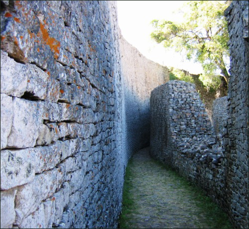 신전의 원뿔형 탑으로 이르는 바깥 성벽과 안쪽 성벽사이의 통로.