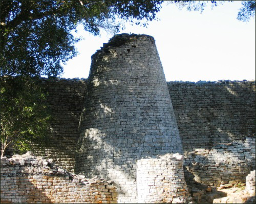 그레이트짐바브웨 신전 안에 있는 종교적 상징인 원뿔형 탑