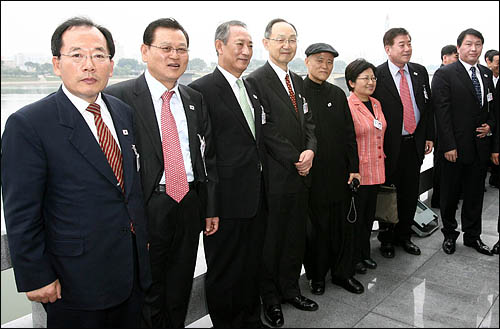 2007 남북정상회담 특별수행원으로 방북한 이들이 대동강을 배경으로 기념촬영을 하고 있다. 사진 오른쪽에서 두번째가 문정인 교수.