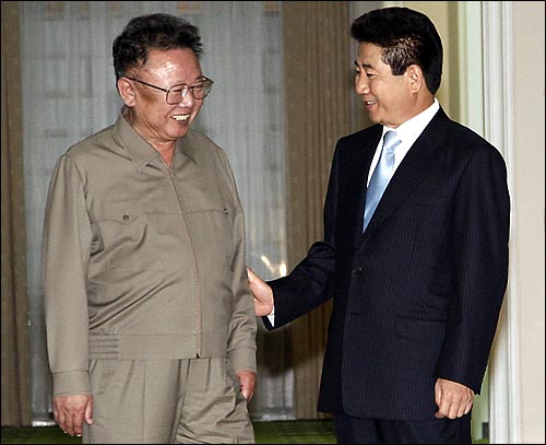 지난 2007년 10월 3일 오후 노무현 대통령과 김정일 국방장관이 평양 백화원 영빈관에서 정상회담에 앞서 환담을 나누고 있다. 