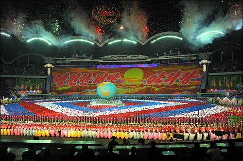 3일 저녁 대동강 능라도 5.1 경기장에서 노무현 대통령 등 방북단이 지켜보는 가운데 열린 아리랑 공연 중 종장 '강성부흥아리랑'이 펼쳐지고 있다. 