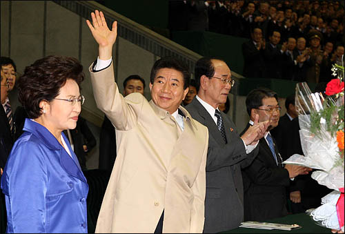 3일 노무현 대통령이 대동강 능라도 5.1경기장에서 아리랑 공연이 시작되기 전  관중들의 환호에 손을 들어 답례하고 있다.