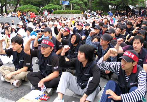 비정규직투재사업장공동행동 소속 비정규직 노동자들은 3일 서울 광화문 세종문화회관 소공원에서 연대투쟁을 알리는 공동집회를 열었다. 