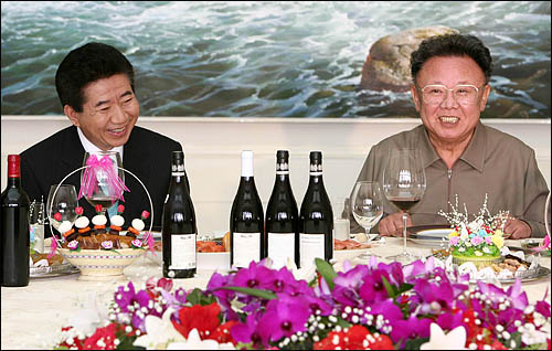 노무현 대통령과 김정일 국방위원장이 4일 평양 백화원 영빈관에서 열린 환송오찬에서 환하게 웃고 있다.