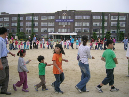  강강수월래 노래를 부르며 '덕석풀자~' 후렴구를 넣고 점점 넓히면서 다시 좁혀가는 놀이.