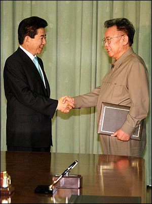 노무현 대통령과 김정일 국방위원장이 4일 오후 평양 백화원 영빈관에서 공동선언문에 서명한뒤 악수하고 있다.