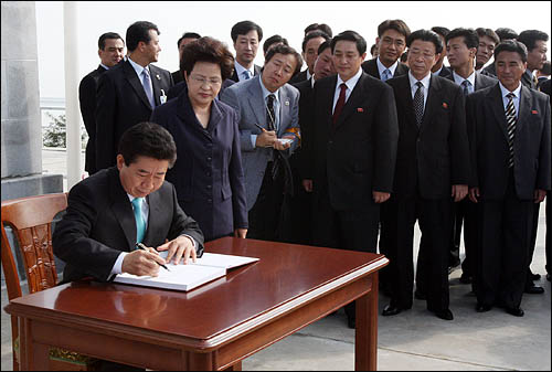 2007 남북정상회담 마지막날인 10월 4일 오전 노무현 대통령 내외와 수행원들이 남포시 서해갑문을 방문했다. 노대통령이 서해갑문을 둘러본 후 방명록에 서명하고 있다.