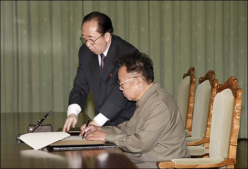 지난해 10월 4일 남북정상회담 당시 남북공동선언문에 서명하는 김정일 국방위원장(자료사진)