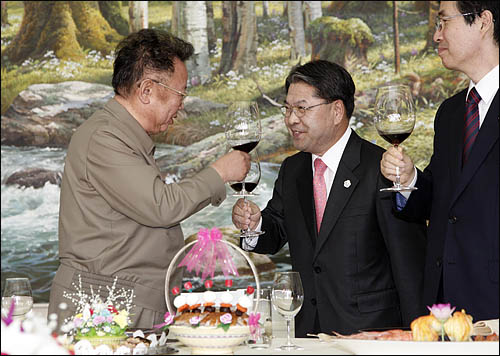 4일 평양 백화원 영빈관에서 열린 환송오찬에서 김정일 국방위원장이 이재정 통일부장관과 건배하고 있다.