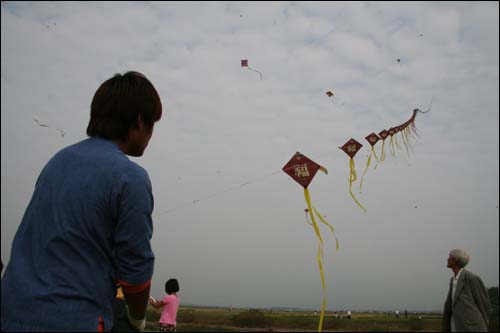 경남 사천에서 부모님과 함께 연을 날리러 온 중학생, 그는 축제 기간 내내 연을 날릴 거라고 했다.