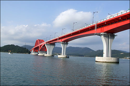 지난 6월 개통된 고금대교는 강진 마량과 고금도를 연결하는 다리로 길이 760m 왕복 2차선 도로로 1999년 착공해 8년 만에 완공하였습니다. 