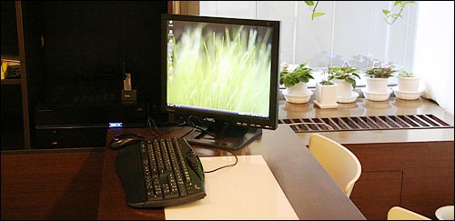 자 어떤가요? 흉물스럽게 구석에 처박혀 있던 컴퓨터가 마치 앰프처럼 파란불을 흘리며 책장에 들어가 있고 중고 LCD 모니터는 환해 보입니다. 차 한 잔 하고 싶습니까?