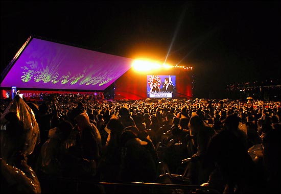  4일 저녁 제12회 부산국제영화제의 화려한 영화축제의 막이 올랐다.