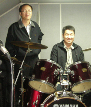 '이데아'를 이끌며 보컬을  맡고 있는 윤주호 계장(왼쪽)과, 드럼을 맡고 있는 김광열씨. 김 씨는 대학때부터 드럼활동을 취미로 해왔다며 경력을 소개했다. 