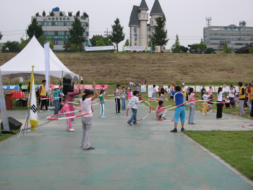 금강둔치 시민공원에서 훌라후프 경연을 펼치고 있는 아이들...