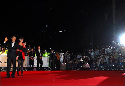  부산국제영화제 레드카펫을 밟고 있는 영화배우들