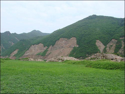 환도산성 입구의 무덤떼 통구하가 쌓은 퇴적 평원 위에 각양각색의 무덤들이 즐비한데, 국내성이 고구려의 도읍이던 시절, 귀족들의 무덤들로 추정되고 있다.