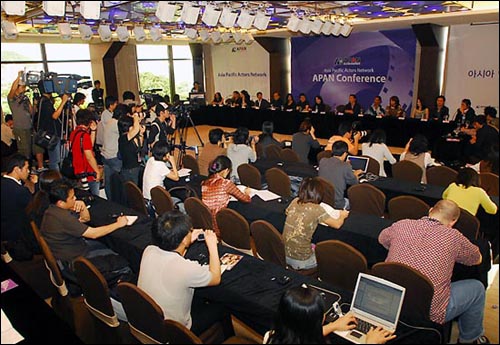 경계를 넘어서 5일 부산 해운대 파라다이스호텔 카프리룸에서 영화배우 박중훈·강수연 등이 참석한 가운데 아시아연기자네트워크(APAN) 발기인대회가 열렸다. 