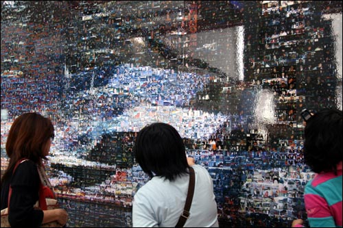 피프 모자이크 사진 1만2000장으로 만들었다. 흰 배경은 2010년 완공예정인 국제영화제 전용관 두레라움의 모습이다.