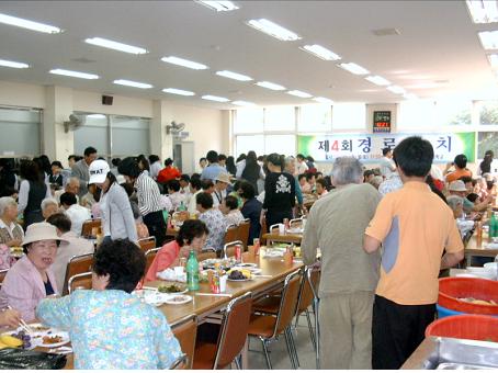 학교 식당 안 풍경 노인분들이 학교 식당 안으로 들어오고 있다