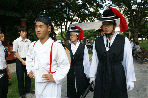 조선시대 순라군이 도둑, 화재를 예방하기 위해서 마을을 돌던 모습을 재현 해 내고 있다.