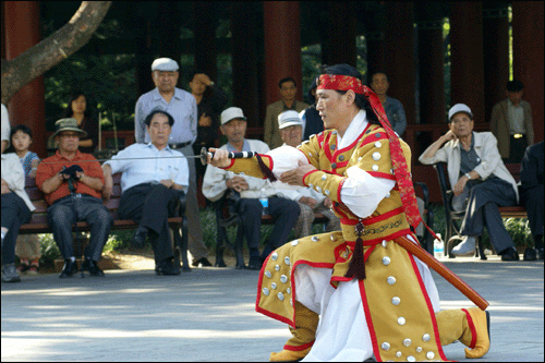 24반 무예를 시연해 보이고 있는 김상학 관장.