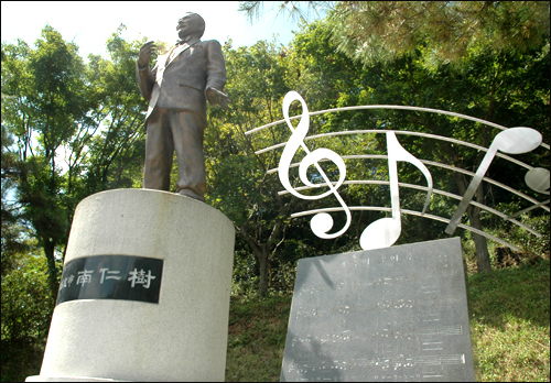 진양호 공원에 있는 남인수 동상.