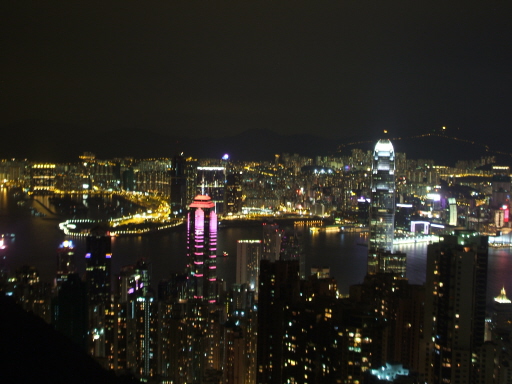 빅토리아피크의 피크타워에서 찍은 야경. 남쪽의 홍콩섬에서 북쪽의 카오룽반도를 보며 찍은 사진이다.