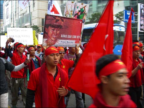 버마긴급행동 집회 참가자들이 서울 명동에서 종로 조계사쪽으로 행진을 시작하고 있다.