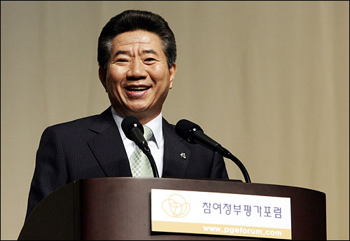노무현 대통령이 지난 2007년 6월 2일 오후 서울교육문화회관에서 '참여정부 평가포럼' 초청으로 참여정부의 국정운영 평가와 과제에 대한 특강을 하고있다 