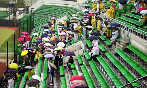 최종전 보고 싶은데. 최종전을 보러온 관중들이 비가 그치기를 기다리고 있다. 올해 KIA가 최하위에 머물렀고 많은 비가 왔음에도 불구 몇몇 팬들은 경기장을 찾았다.