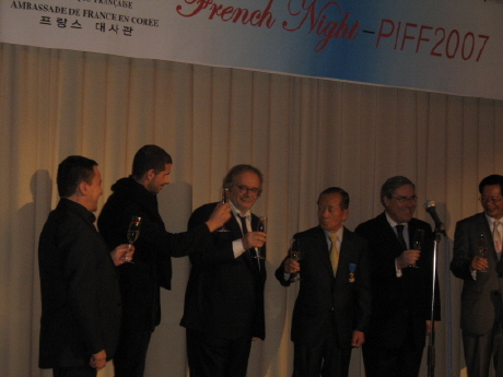  ‘문화예술훈장 오피시에’를 받은 김동호 집행위원장이 프랑스대사관, 영화인들과 축배를 들고 있다.