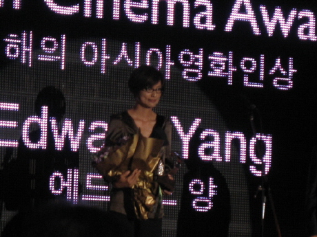  제5회 2007 ‘올해의 아시아 영화인상'을 고 에드워드 양 감독의 부인 카일리 펑이 대리 수상하고 있다. 