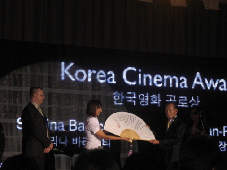  ‘한국영화 공로상’을 이탈리아 우디네극동영화제 집행위원장인 사브리나 바라체티에게 수여하고 있다. 