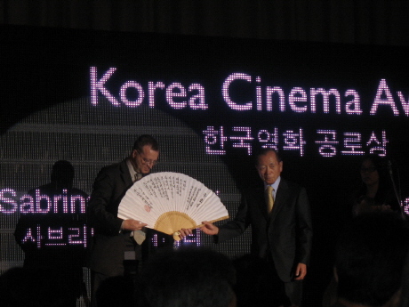   ‘한국영화 공로상’을 프랑스국립영화박물관 수석프로그래머인 장 프랑스와 로제에게 수여하고 있다.