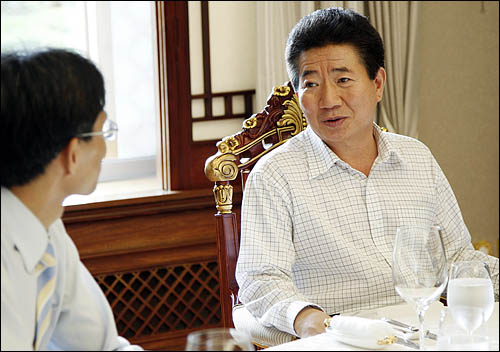 2007년 9월 2일 청와대에서 인터뷰 중인 노무현 대통령과 오연호 대표기자.