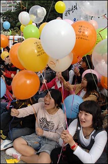  8일 오후 서울 종로 보신각 앞에서 대학생들이 '대학생 유권자 행동 출범식'을 열고 대학생들의 선거 참여를 촉구하는 풍선을 날리고 있다.