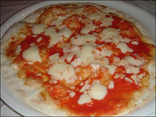 이탈리아 식당에서 먹은 마르가리타 피자. 