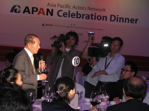  김동호 집행위원장이 아시아 연기자 네트워크 출범을 축하하는 건배를 제의하고 있다.

