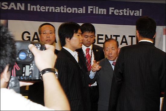 어떡하지? 김동호 부산국제영화제 집행위원장이 행사 관계자들과 대책을 상의하고 있다. 